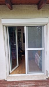 Műanyag Redőny kivehető szúnyogháló ajtóval kombinálva